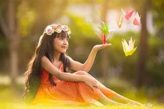 与千纸鹤玩耍的小女孩儿童图片