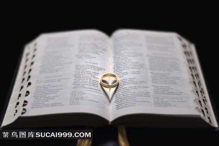 书籍与金戒指图片