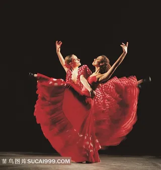 两个美女穿着红色演出服跳双人舞动作特写