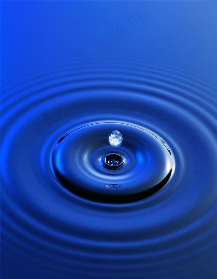 蓝色的掉落的水珠