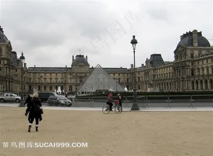 法国卢浮宫广场