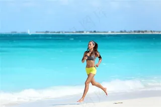 沙滩上跑步的女性