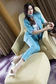 亚洲高清美女长发蓝色职业装迷人性感少妇 酒店美女经理躺沙发 亚洲高清美女长发蓝色职业装迷人性感少妇 酒店美女经理躺沙发