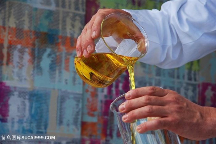 做医学实验研究医生