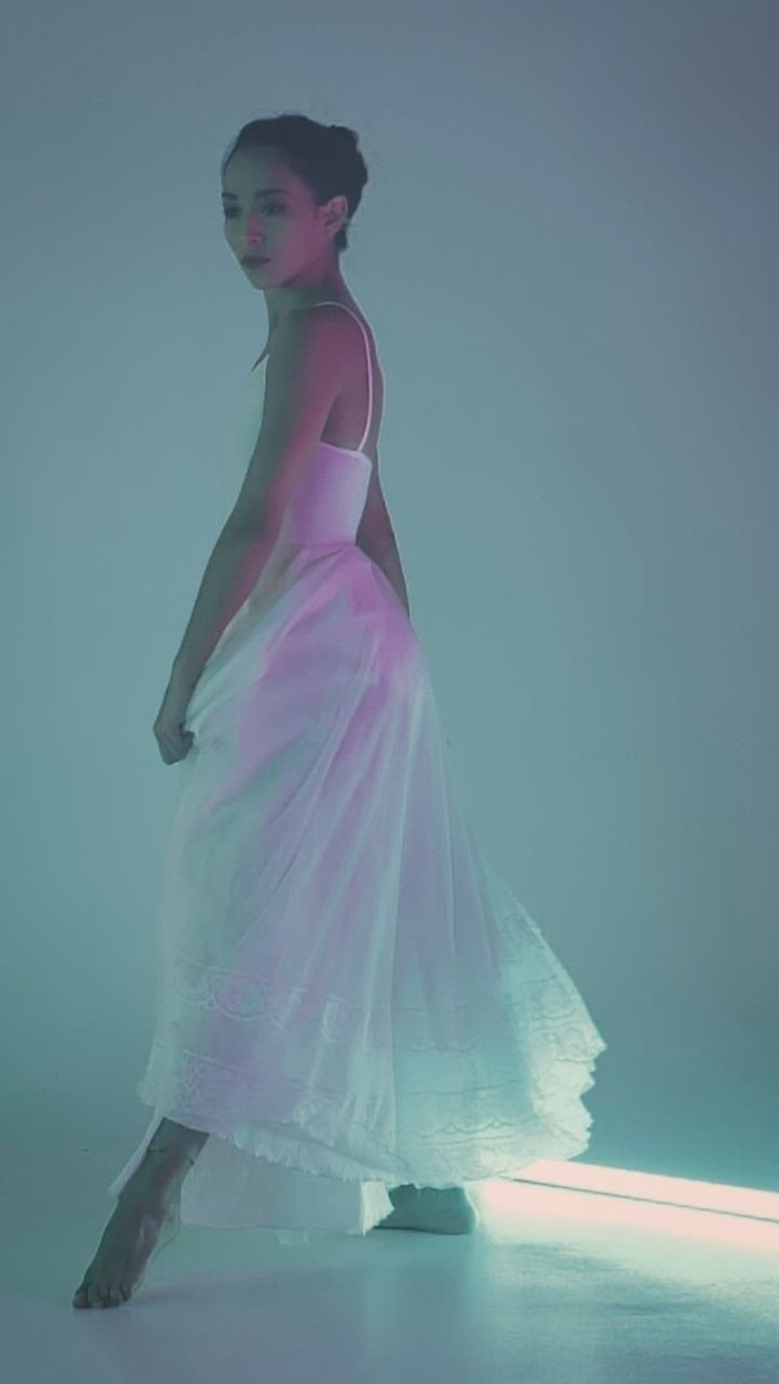 做动作和跳跃的当代舞蹈家