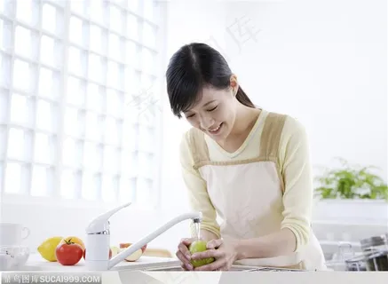 美食制作-正在清洗的梨子