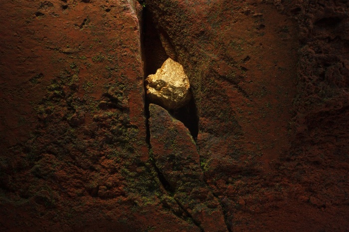 矿洞里的金矿石高清图片黄金图片