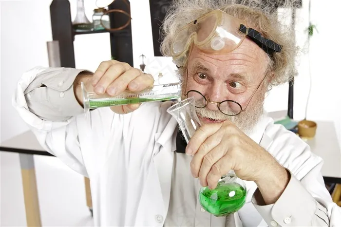 拿着绿色玻璃瓶的老科学家