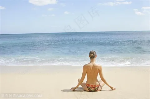 户外SPA-海边沐浴阳光的美女