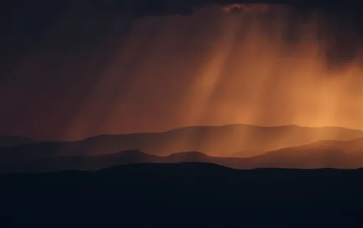 一片霞光下的山岭