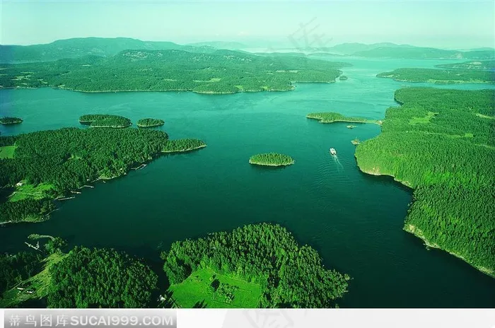 曲折延伸的河流