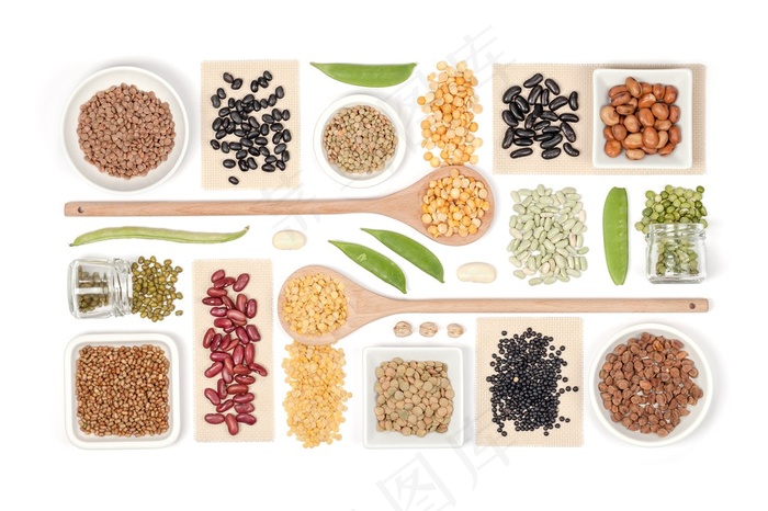用木勺排列整齐的蔬菜豆类高清图