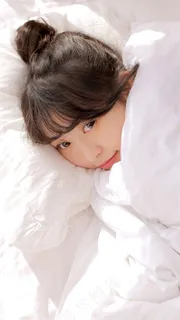 被子里的清纯美女高清图片