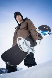 手抱滑雪板的男孩图片 手抱滑雪板的男孩图片