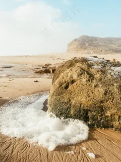 沙滩风化的石头图片 沙滩风化的石头图片