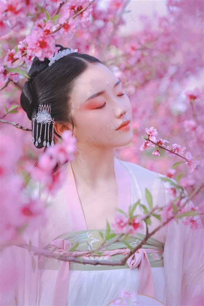 闻着桃花香的古装美女图片