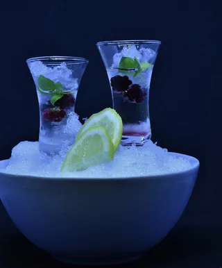 两杯冰镇饮料图片