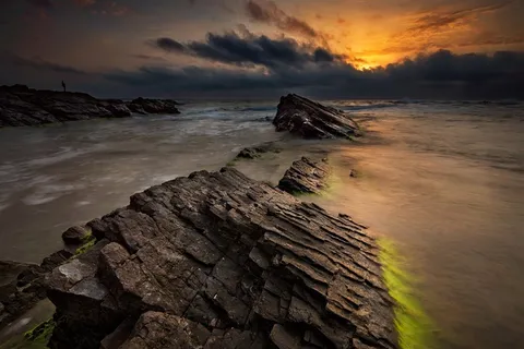 美丽的海边岩石景色高清图片 美丽的海边岩石景色高清图片