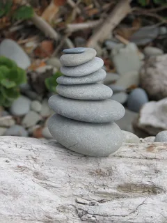 海滩石头堆叠图片 海滩石头堆叠图片