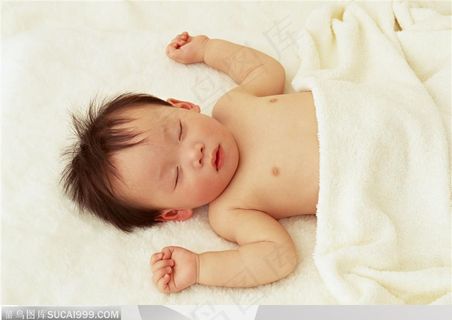 婴儿幼儿-盖着被子的婴儿