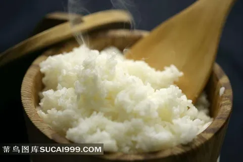 一木桶米饭和勺子