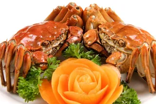 两只大闸蟹图片