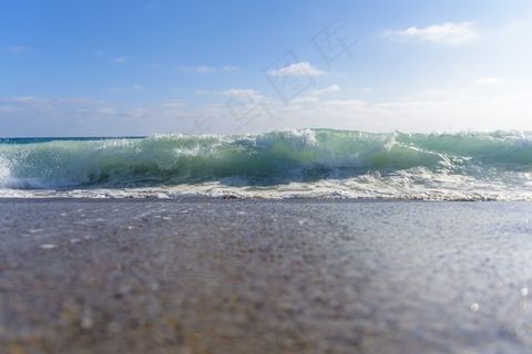 滚滚而来的浪潮图片