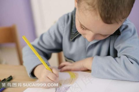 认真画画的外国小男孩