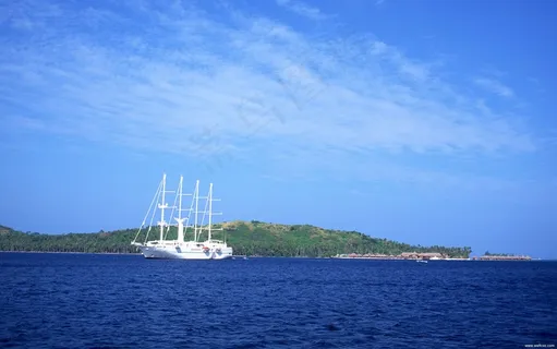 海上白船  海上白船