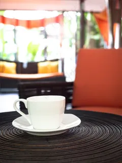 放在黑色圆桌上的白色杯子 放在黑色圆桌上的白色杯子