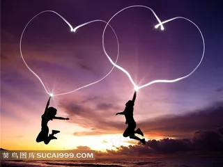 海边跳跃的情侣