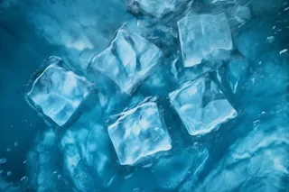 :水中有几块正方形的冰块俯拍