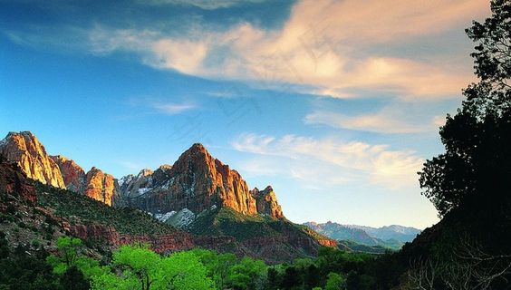 蓝天白云下唯美的山峰风景图片