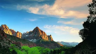 蓝天白云下唯美的山峰风景图片