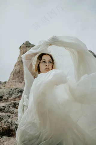 白色艺术写真图片