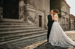 欧洲古镇情侣婚纱照图片
