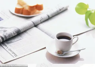 餐桌上的咖啡和点心