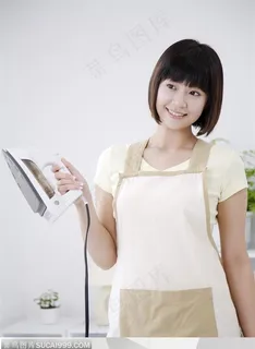 美食制作-拿着熨斗的女性家庭妇女