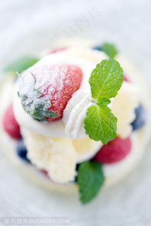 甜品店广告素材 霜糖草莓奶油薄荷叶冰激凌