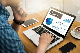 用笔记本看seo报告的男士高清图