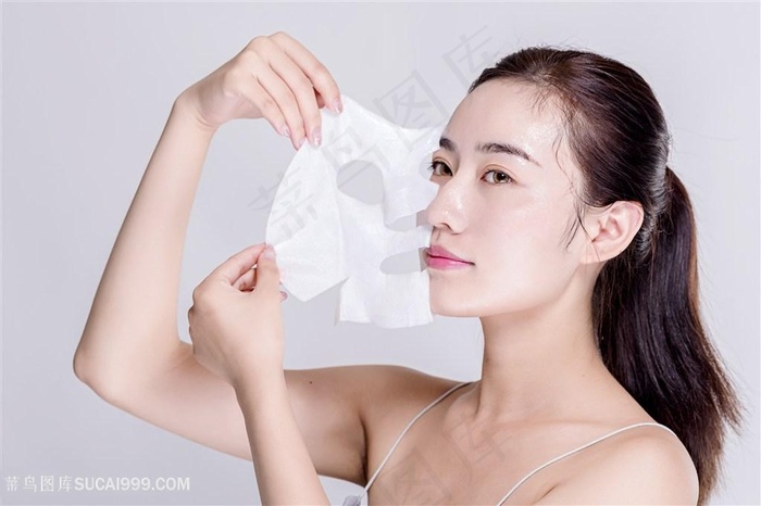 女生用面膜保养脸部皮肤美容图片