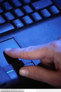 笔记本上的手指 笔记本上的手指