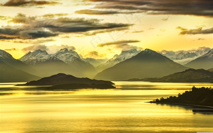 雄伟的山脉静谧的湖水金黄色的湖面小岛高清图片下载