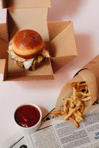 黄色美味汉堡摄影素材