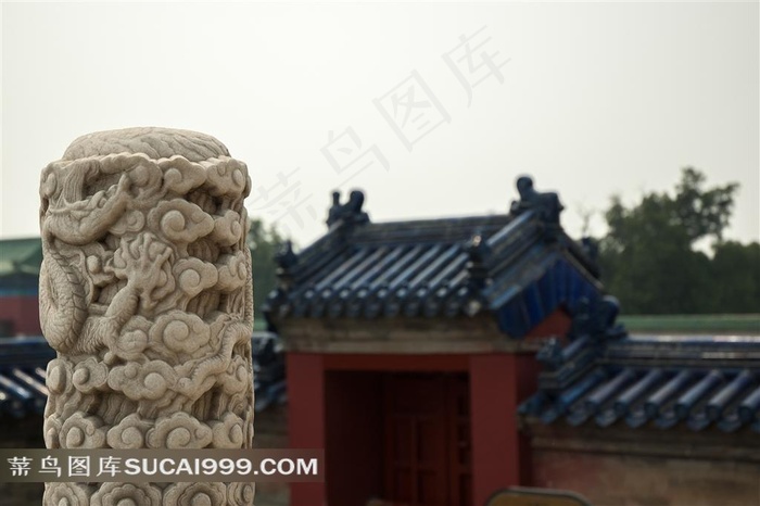 中国汉白玉石柱上的祥云浮雕