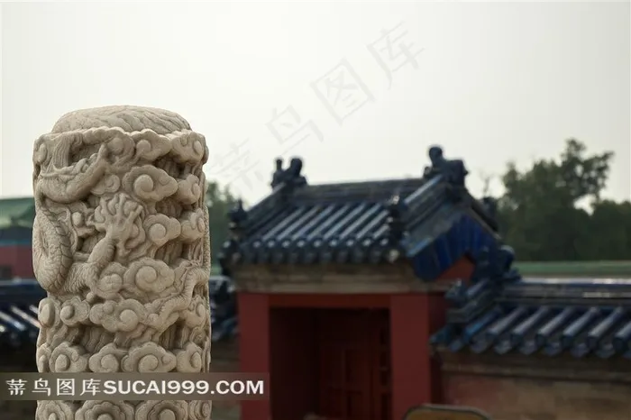 中国汉白玉石柱上的祥云浮雕
