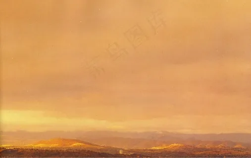 金色天空下的山脉