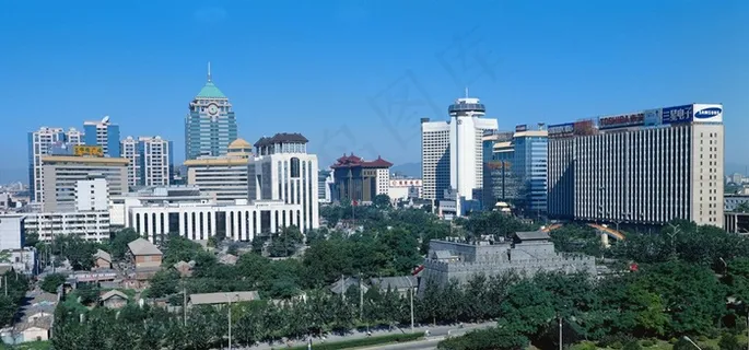 城市中高楼大山下的树木 城市中高楼大山下的树木