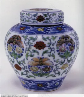 中华传统瓷器-蝴蝶花朵的瓷坛 中华传统瓷器-蝴蝶花朵的瓷坛