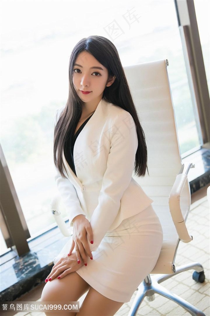 坐在椅子上的白色职业装性感美女图片